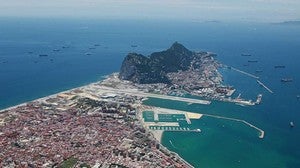Imagen de La Línea de la Concepción, con el Peñón de Gibraltar al fondo.