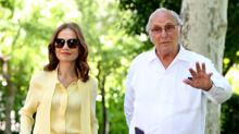 Isabelle Huppert y Carlos Saura, en la Embajada de Francia en España