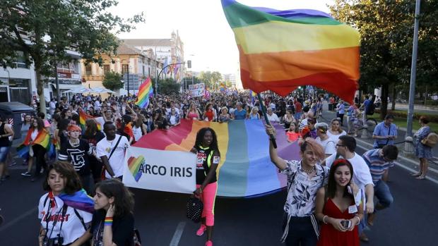 Colectivos LGTB piden equiparar los crímenes entre parejas del mismo