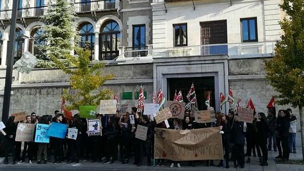 El alumnado del conservatorio de Granada, ante la sede de la Junta