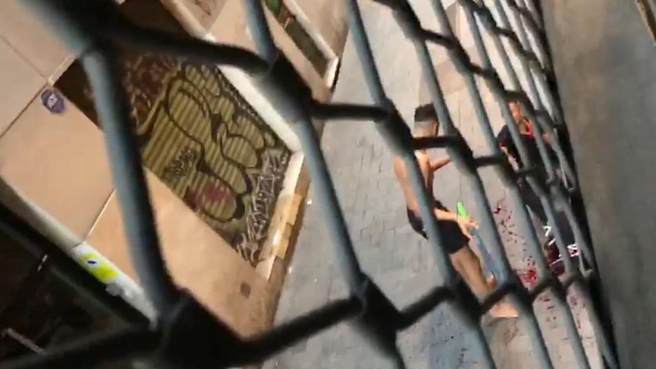 Brutales imágenes de una pelea con machete en el Raval de Barcelona