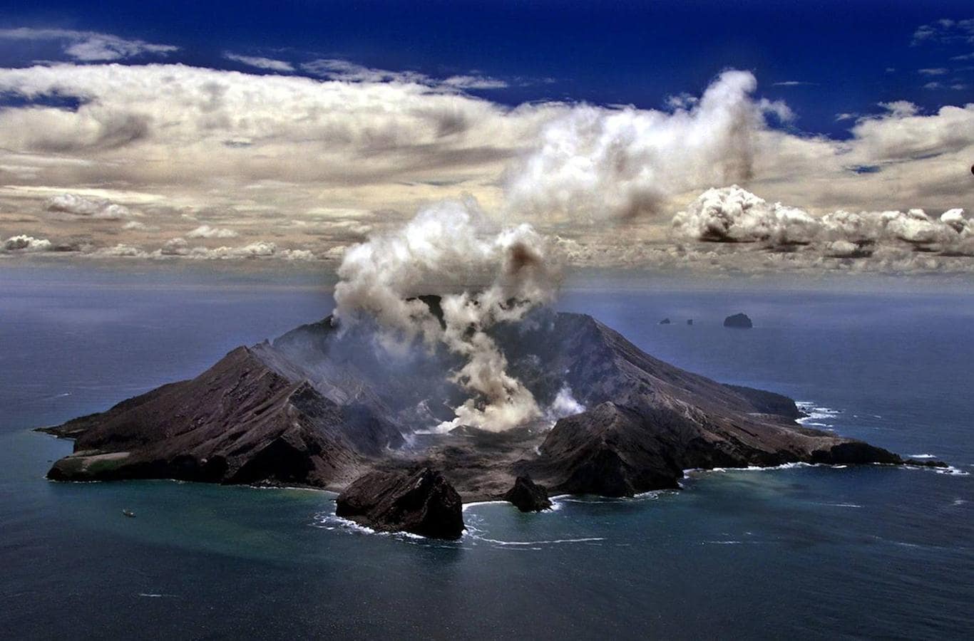 Las impresionantes imágenes de la erupción del volcán en Nueva Zelanda