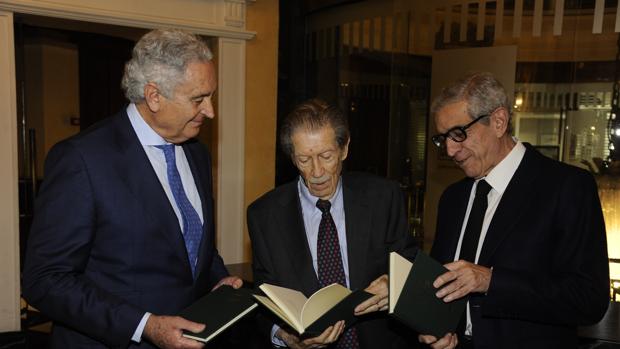Alcántara con Medel y Pedraza ojeando la nueva edición