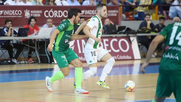 Manu Leal conduce la pelota en el duelo ante la UMA Antequera