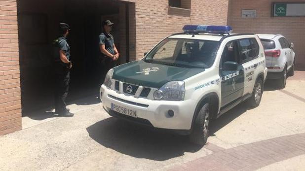 La Guardia Civil, durante el operativo para retirar la custodia al padre de Granada.