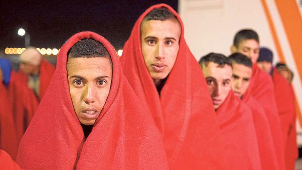 Varios menores inmigrantes tras desembarcar en las costas andaluzas