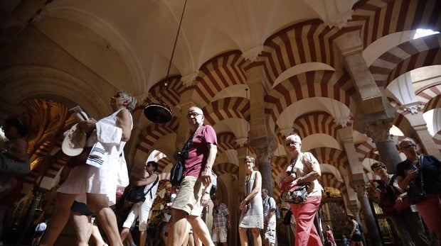Turistas en el interior de la Mezquita-Catedral