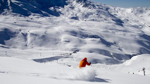 Un esquiador se desliza por una de las pistas de Sierra Nevada