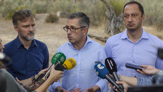 Hugo Morán atiende a los medios flanqueado por el consejero de Medio Ambiente y el delegado del Gobierno en Andalucía