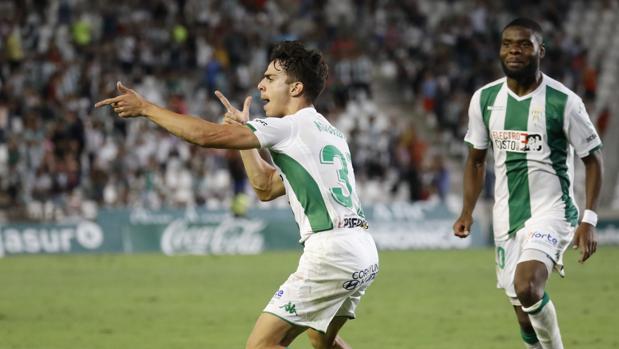 Álvaro Aguado celebra su golazo en el Córdoba CF-CD Tenerife