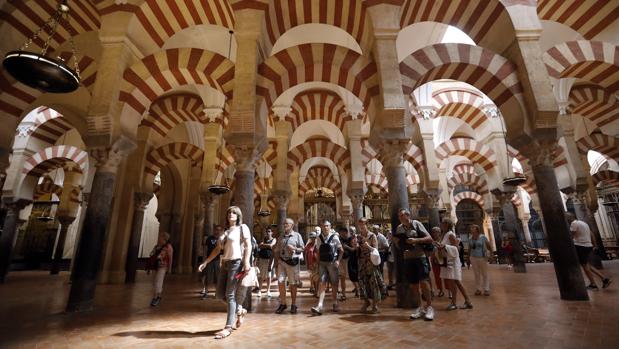 Turistas en el interior de la Mezquita-Catedral de Córdoba