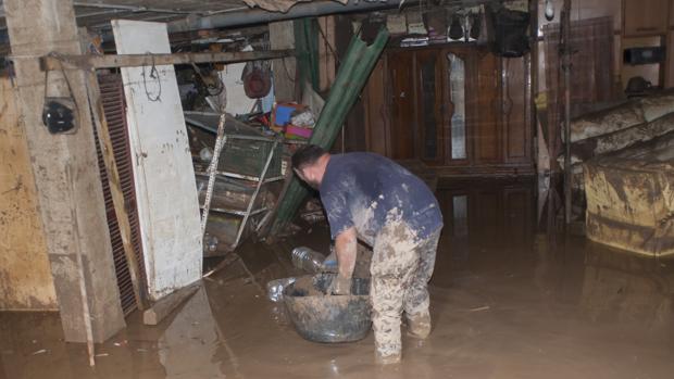 El pasado jueves algunos vecinos seguían achicando agua de sus domicilios