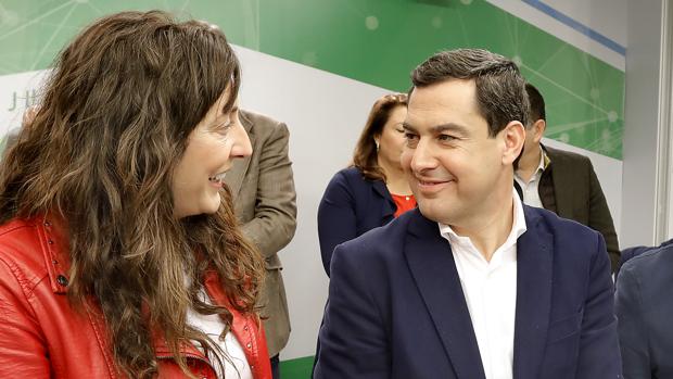 Loles López y Juanma Moreno intercambian miradas en la Junta Directiva Regional del PP andaluz celebrada el viernes 28