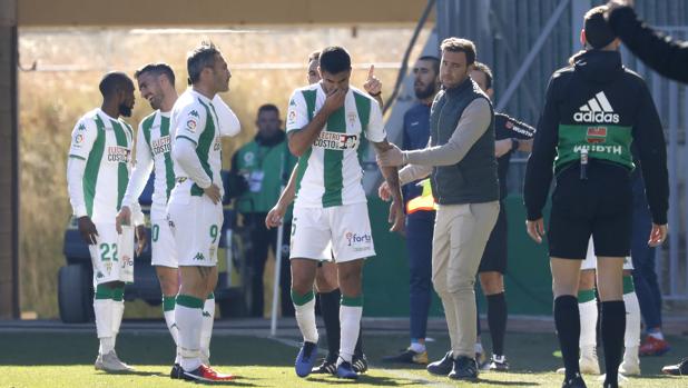 Aythami Artiles sale del terreno de juego tras la expulsión de ayer