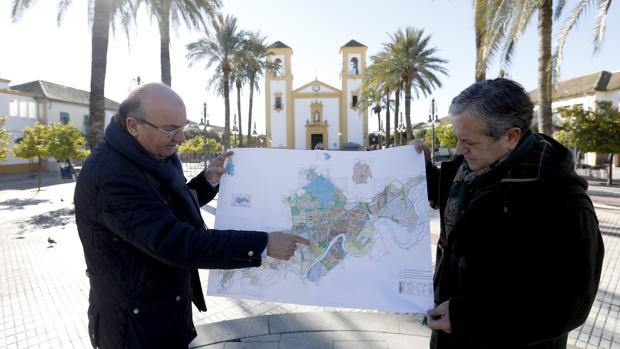 Luis Martín junto a Salvador Fuentes, en la plaza de Cañero