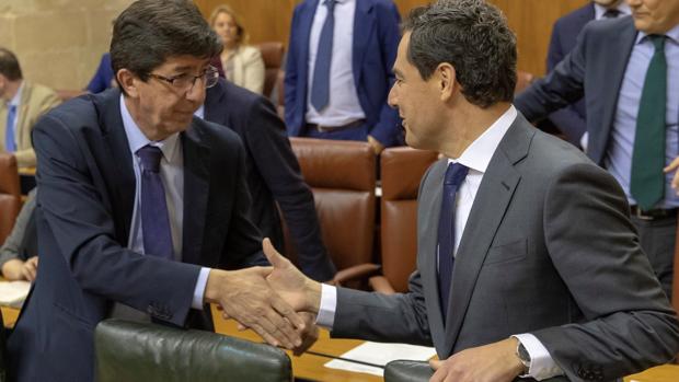Juan Marín y Juanma Moreno, en el Parlamento andaluz