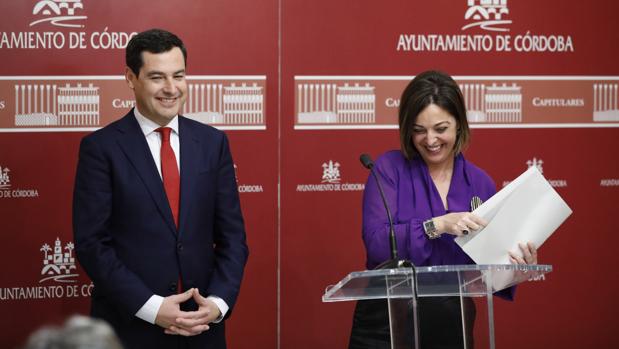 La alcaldesa sonríe ayer durante su comparecencia con el presidente de la Junta en el Ayuntamiento