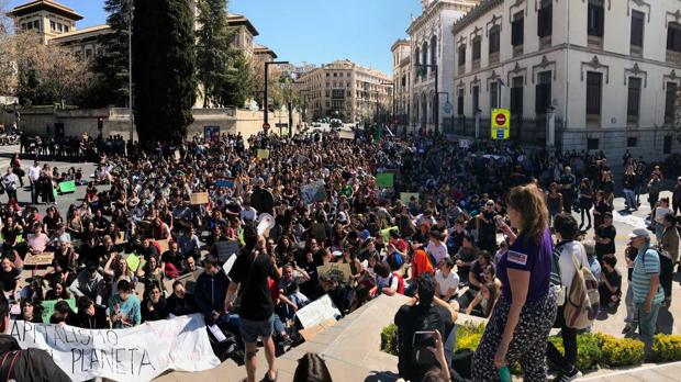 Más de un millar de jóvenes se han congregado en Granada contra el cambio climático.