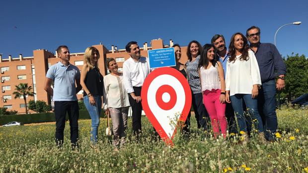 Bellido, junto con miembros de su candidatura, en el solar vacío de Arroyo del Moro