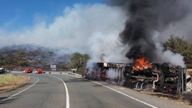 Imagen del camión volcado en el arcén de la carretera