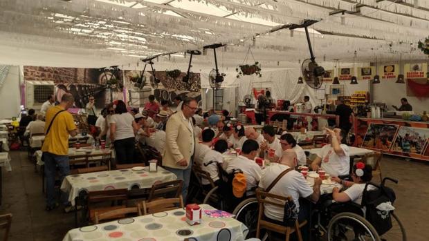 Almuerzo de los residentes de la Cruz Blanca de Córdoba en la caseta de la Agrupación de Cofradías