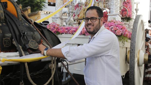 Antonio Simón, miembro de la hermandad del Rocío de Montoro, junto a la carreta de Córdoba