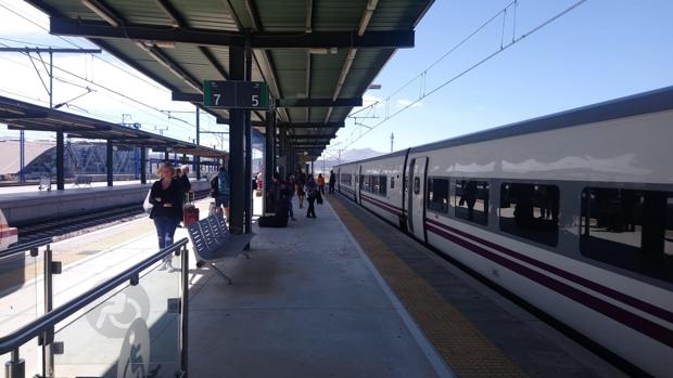 Imagen del tren Altaria que cubre el trayecto Algeciras-Madrid