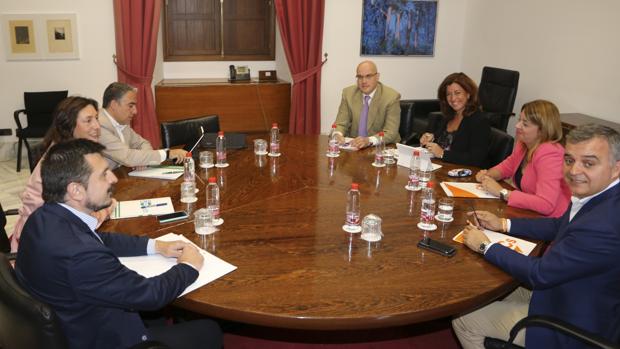 Primera reunión, ayer en el Parlamento andaluz, de los comités negociadores de PP y Cs