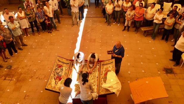 Las camaristas de la hermandad del Rocío de Córoba guardan el Simpecado de la filial cordobesa
