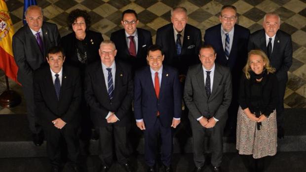 Los presidentes de los consejos andaluces, junto a Moreno Bonilla