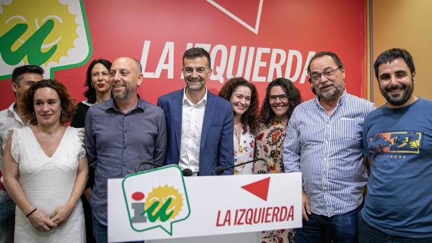 Antonio Maíllo rodeado de la dirección de IU en Andalucía