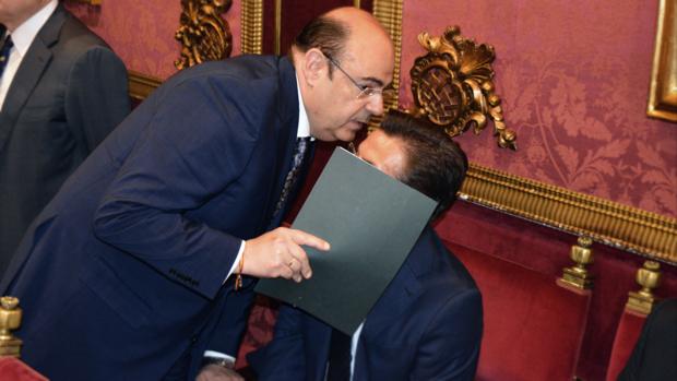 El popular Sebastián Pérez charla con Luis Salvador antes del pleno de investidura, tras lo que abandonó el Ayuntamiento de Granada por la puerta de atrás.