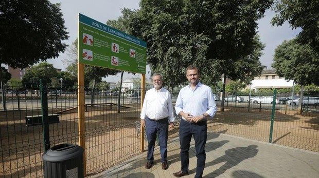 El presidente de Sadeco, David Dorado (derecha), en la inauguración del parque canino