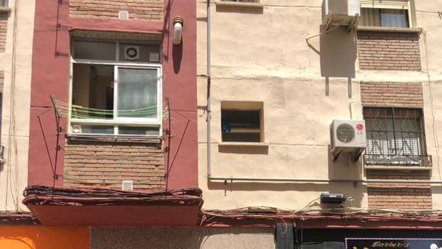 El domicilio de la calle Eduardo R España, en la zona de La Unión, en Málaga donde tuvo lugar el parricidio