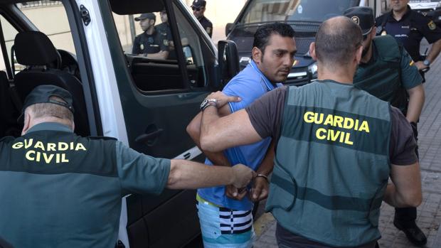 El detenido conducido por los agentes al juzgado
