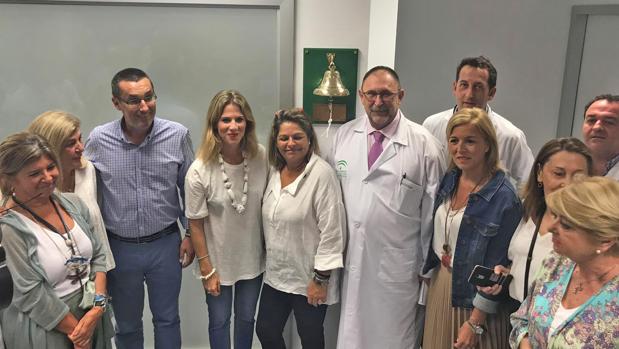 Imagen de los asistentes a la colocación de la campana en el hospital de La Línea