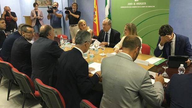 Rogelio Velasco, en el centro, en la reunión con los alcaldes del Campo de Gibraltar