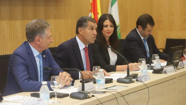 Lorenzo del Río, segundo por la izquierda, durante la inauguración del curso