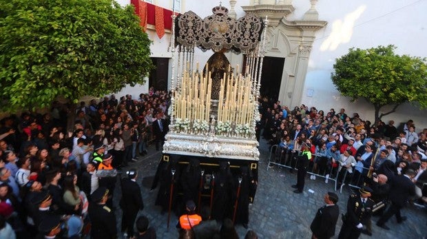 La Virgen de la Soledad, a su salida de San Francisco