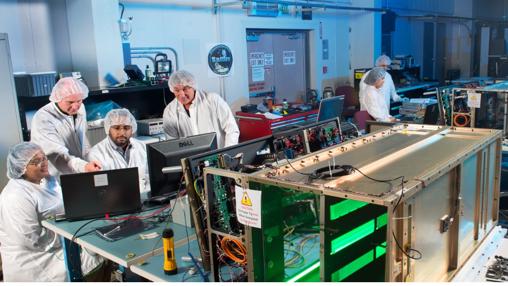 Los científicos trabajan en el experimento Saffire (situado a la derecha)