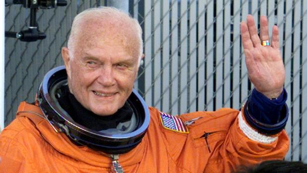 John Glenn, primer americano en orbitar alrededor de la Tierra, en 1989