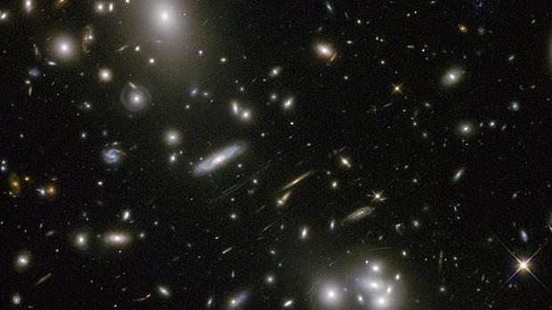 Uno de los mayores enigmas de la física actual es entender cómo se relaciona la gravedad (que actúa a largas distancias) con las otras fuerzas que actúan dentro de las partículas. Una solución posible es la idea del holograma, en la que se elimina la dimensión de la gravedad y se intenta explicar esta a partir de otras propiedades