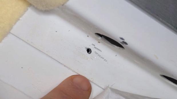 Fotografía del orificio detectado en la Soyuz MS-09, acoplada a la Estación Espacial Internacional (ISS), y realizado con un taladro. El agujero provocó una fuga de la atmósfera en toda la instalación, el pasado 29 de agosto