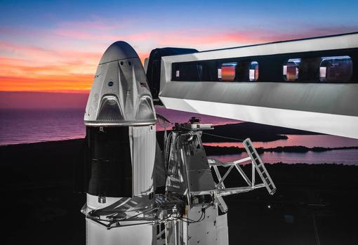 Capsula Dragon ensamblada a un cohete Falcon 9 en la lanzadera