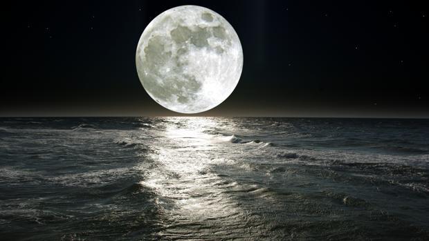 La gravedad que la Luna ejerce sobre la Tierra provoca las mareas