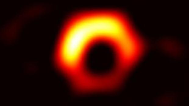 Simulación que muestra el aspecto del agujero negro central de la galaxia M87