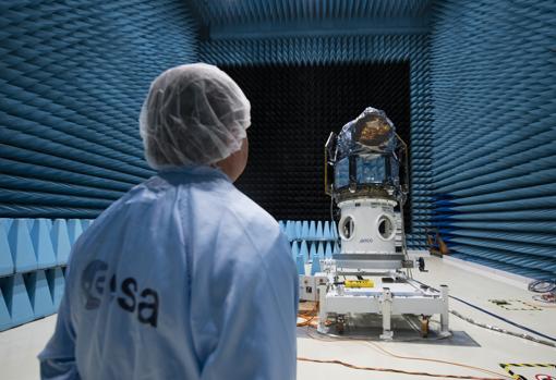 El satélite Cheops en la sala de pruebas de vibración