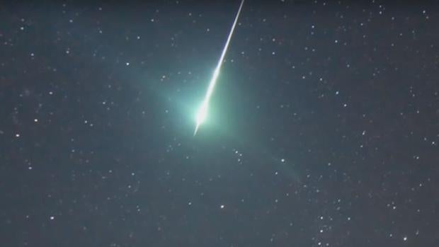 Un meteoro durante una lluvia de estrellas