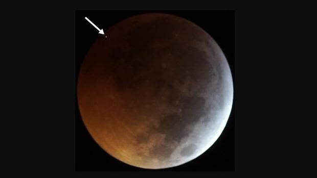 El destello del impacto del meteorito en la Luna eclipsada, visto como el punto en la parte superior izquierda