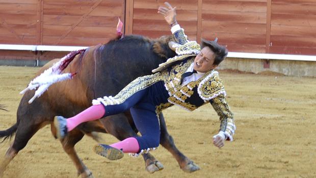 Roca Rey, en el momento del percance